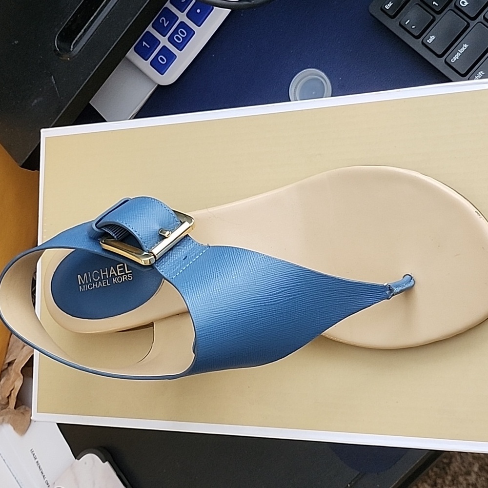 Michael Kors London Thong - Picture 4 of 5
